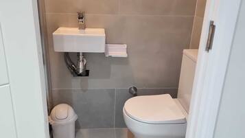 タオル、石鹸、トイレットペーパー