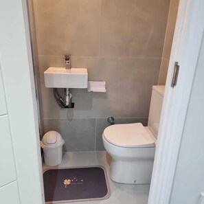 タオル、石鹸、トイレットペーパー