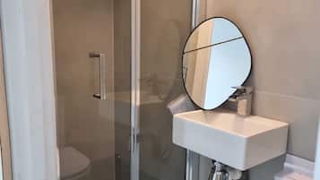 Serviettes fournies, savon, papier toilette