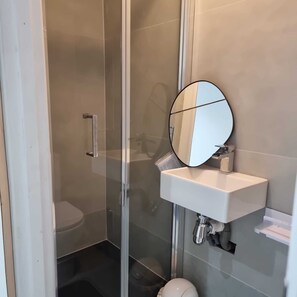 Pyyhkeet, saippua, vessapaperi