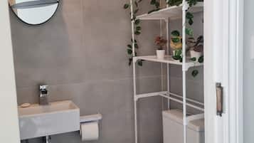 Serviettes fournies, savon, papier toilette