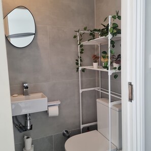 提供毛巾、番梘、廁紙