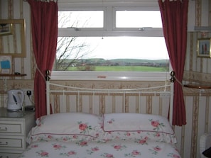 ダブルルーム エンスイート | デスク、ノートパソコン用作業スペース、遮光カーテン、アイロン / アイロン台