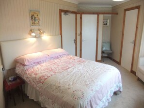 ห้องเบสิกดับเบิลหรือทวิน, ปลอดบุหรี่, เห็นวิวทะเลบางส่วน | โต๊ะทำงาน, พื้นที่ทำงานแบบใช้แล็ปท็อป, ผ้าม่านกันแสง, เตารีด/โต๊ะรีดผ้า