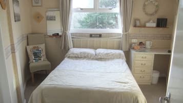 Doppelzimmer, mit Bad | Schreibtisch, laptopgeeigneter Arbeitsplatz, Verdunkelungsvorhänge