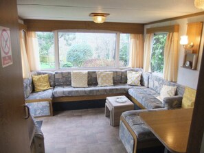 Suite, Ensuite (Torbay Caravan) | Living area - Harmony Country Lodge (Burniston)