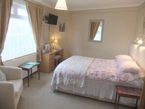 ห้องเบสิกดับเบิลหรือทวิน, ปลอดบุหรี่, เห็นวิวทะเลบางส่วน | โต๊ะทำงาน,  พื้นที่ทำงานแบบใช้แล็ปท็อป, ผ้าม่านกันแสง, เตารีด/โต๊ะรีดผ้า