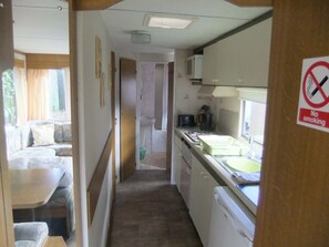 Suite, Ensuite (Torbay Caravan) | Private kitchen