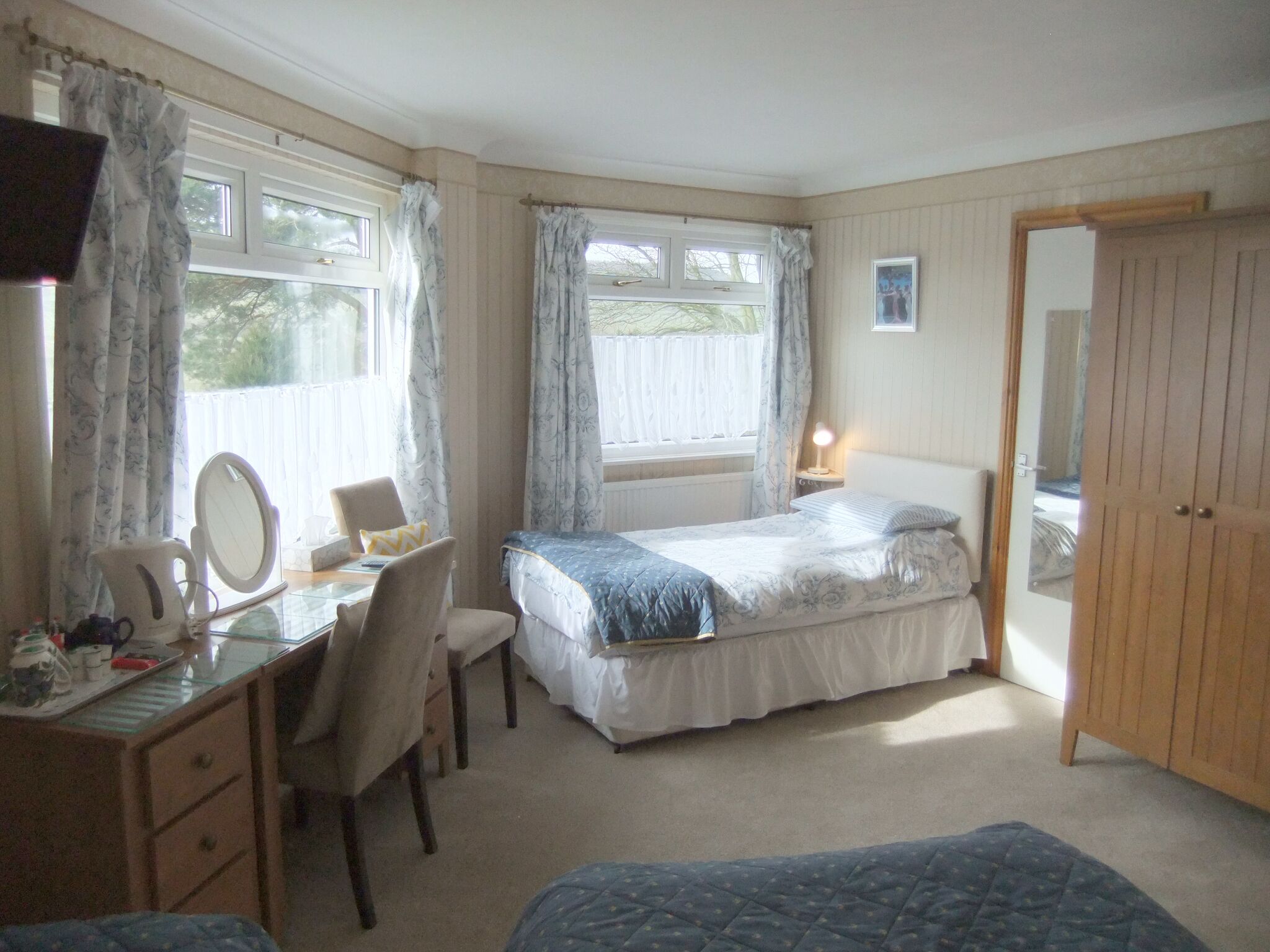 Habitación triple básica, vistas al jardín | Escritorio, espacio para trabajar con un portátil, cortinas opacas