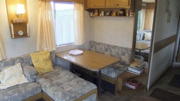 Suite, Ensuite (Torbay Caravan) | In-room dining