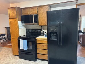 Frigorífico, microondas, horno y placa de cocina