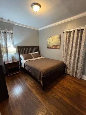4 bedrooms, iron/ironing board, WiFi, bed sheets
