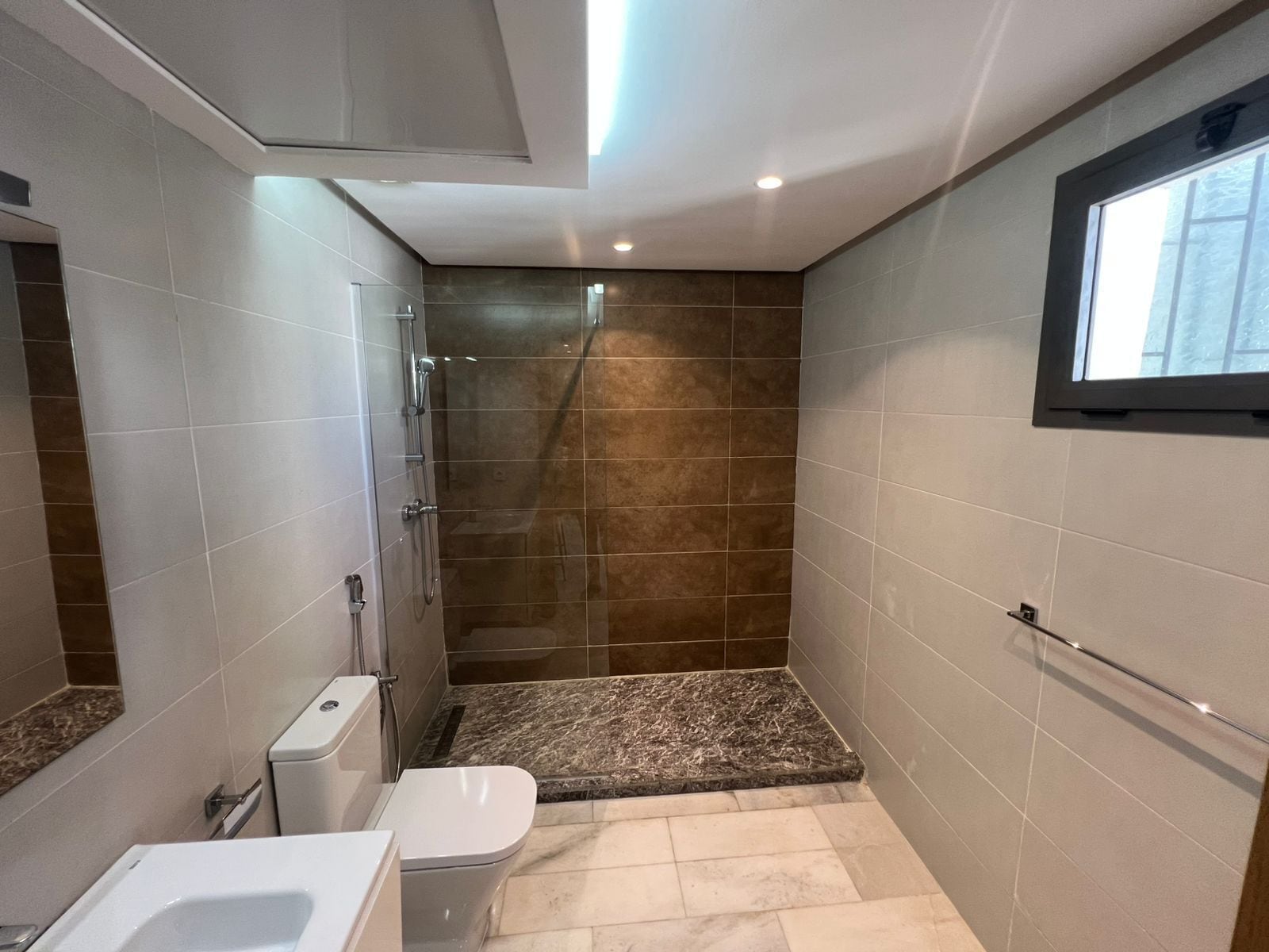 Sèche-cheveux, serviettes fournies, savon, papier toilette