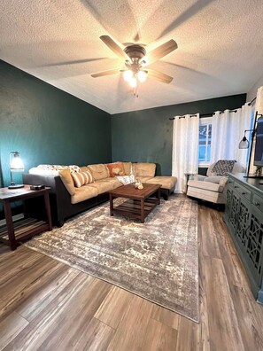 Smart TV - Historic Deereville Home Pet Friendly! (Dubuque)