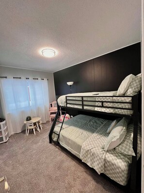 3 bedrooms, desk, iron/ironing board, free WiFi - Historic Deereville Home Pet Friendly! (Dubuque)