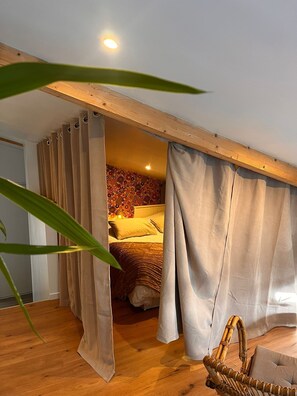 5 bedrooms, iron/ironing board, WiFi, bed sheets