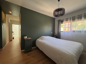 5 slaapkamers, een strijkplank/strijkijzer, wifi, beddengoed