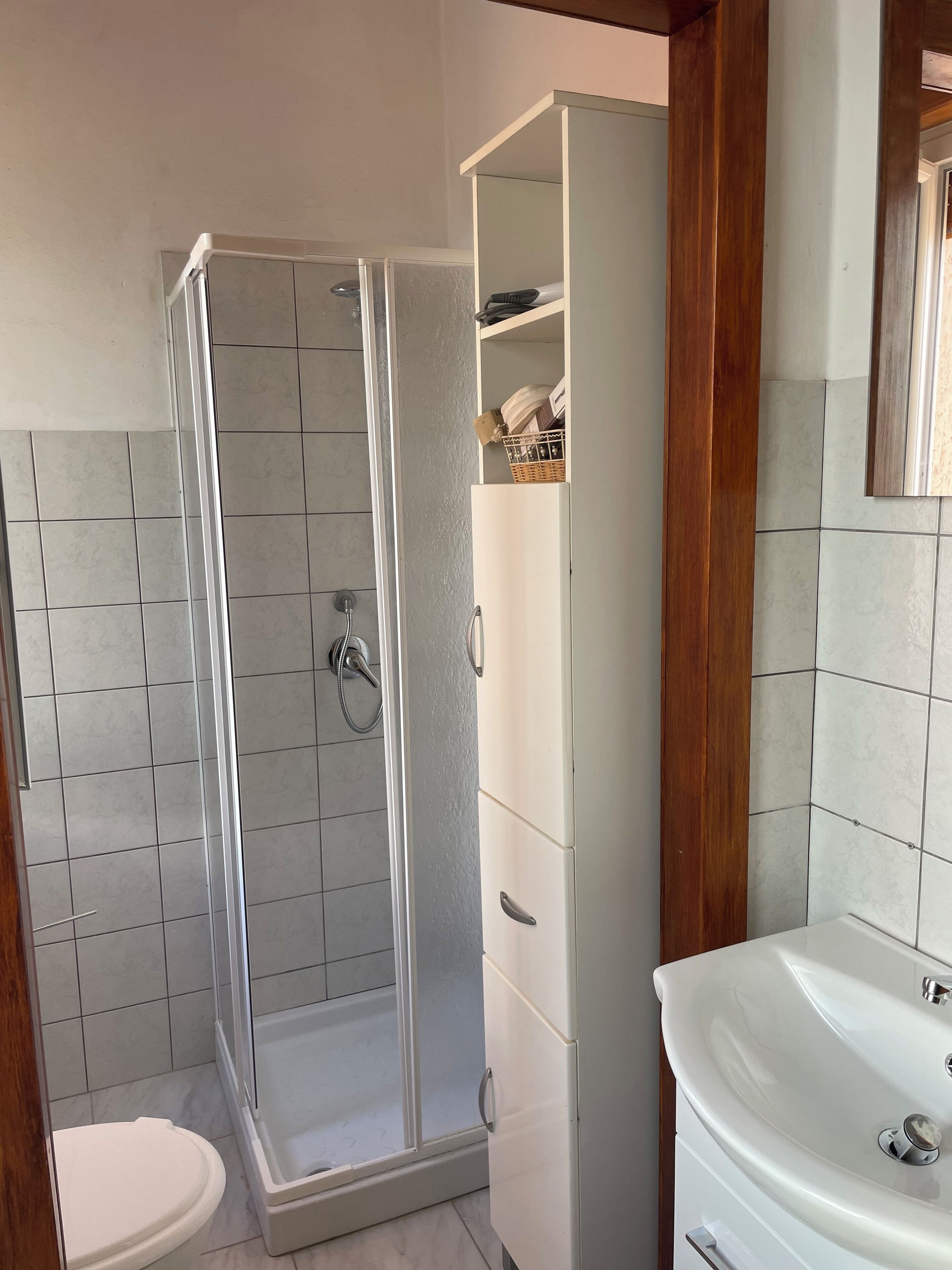 Haartrockner, Handtücher, Seife, Toilettenpapier