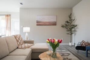 Smart TV - Abilene Heritage - Contemporary Elegance Downtown (Abilene)