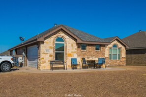 Exterior - Candy Land Lane- 3 Bedrooms | Retro Game Room! (Abilene)
