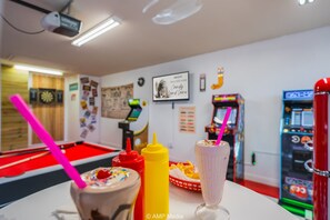 Games room - Candy Land Lane- 3 Bedrooms | Retro Game Room! (Abilene)