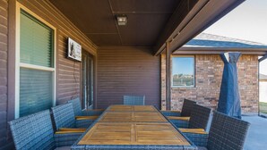 Outdoor dining - Candy Land Lane- 3 Bedrooms | Retro Game Room! (Abilene)
