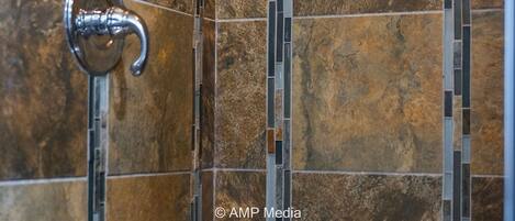 Een douche, handdoeken