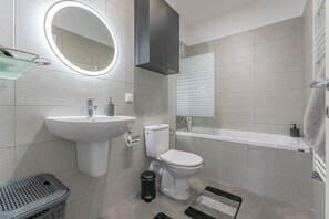 Sèche-cheveux, serviettes fournies, savon, papier toilette