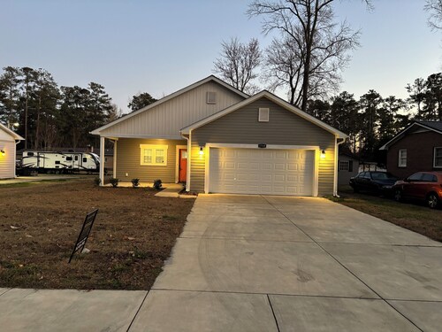 Peaceful 3-bedroom house with updated kitchen in charming Conway