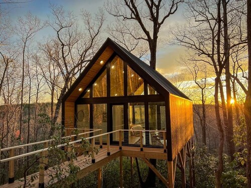 Private Modern Treehouse Retreat in the Forest