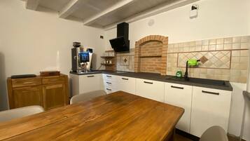 Frigorifero con congelatore, microonde, piano cottura, lavastoviglie