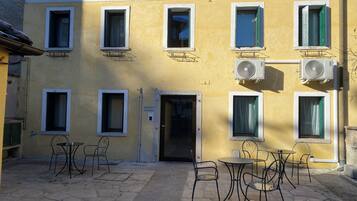 ด้านหน้าที่พัก