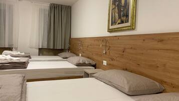 Camera familiare, non fumatori, bagno privato | Una scrivania, Wi-Fi gratuito