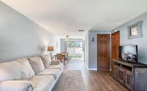 Smart TV - Beach Paradise- Cozy 2 bed 1/2 bath Townhouse (South Daytona)