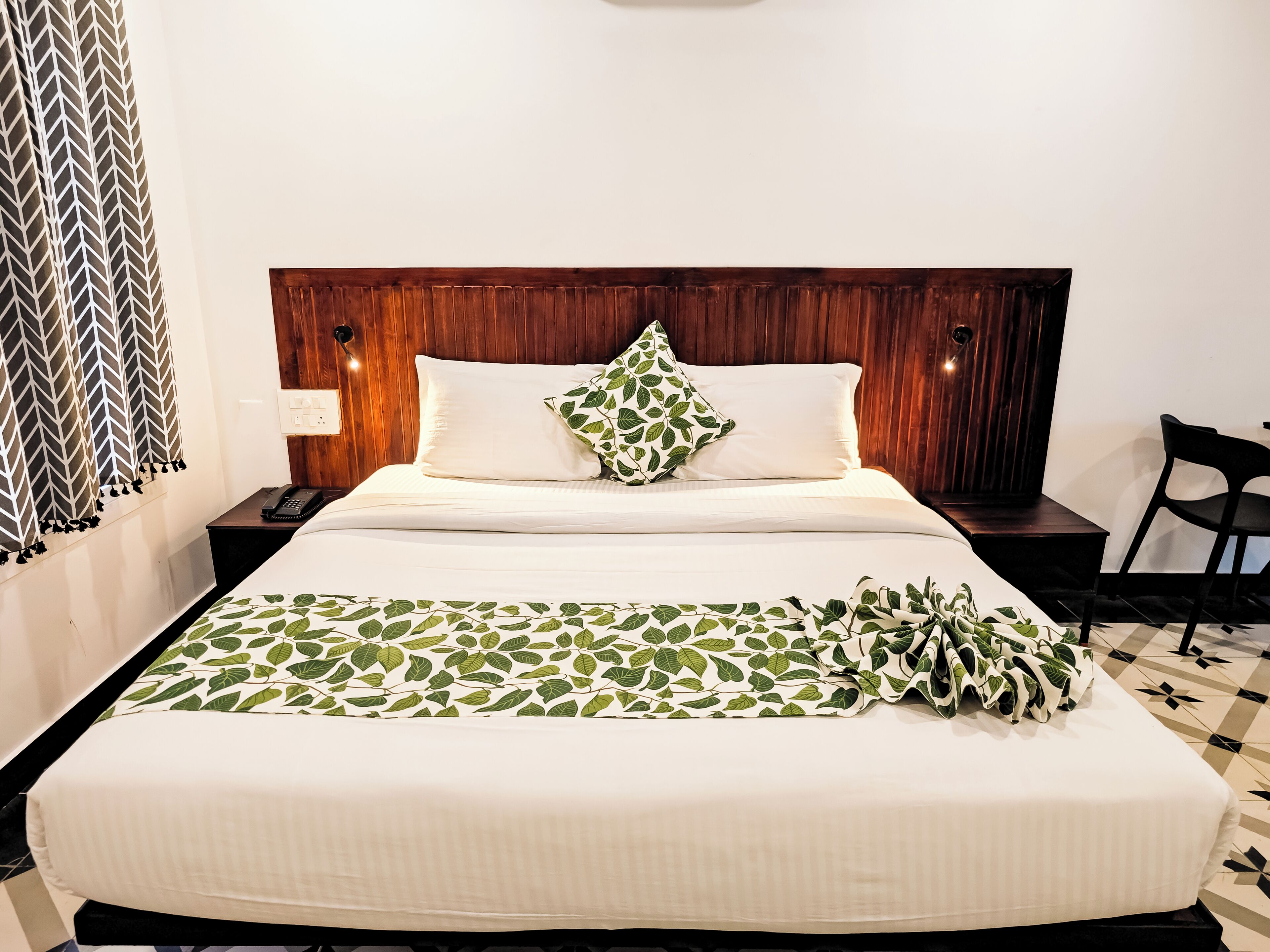 Zimmer, Blick auf die Anlage | Zimmersafe, Schreibtisch, laptopgeeigneter Arbeitsplatz