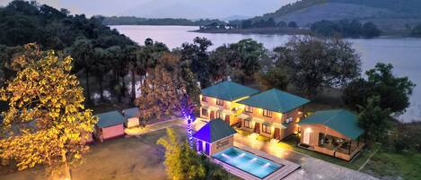 Comfort-Suite, Blick auf die Anlage | Zimmersafe, Schreibtisch, laptopgeeigneter Arbeitsplatz