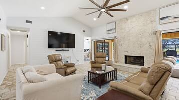 Téléviseur connecté, foyer, jeux vidéo, lecteur de DVD