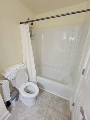 Douche, sèche-cheveux, serviettes fournies, savon