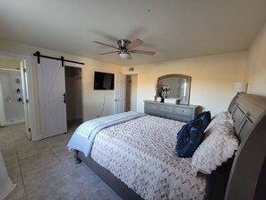 Iron/ironing board, WiFi, bed sheets - Terrific 3-bedroom house with AC in charming Globe (Globe)