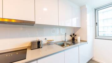 Coffee/tea maker, fridge, microwave, oven