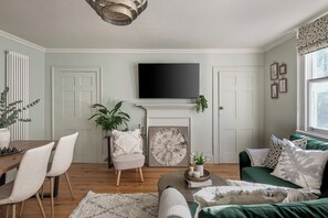Smart TV - Chic Georgian Escape, Central Bath (Bath)