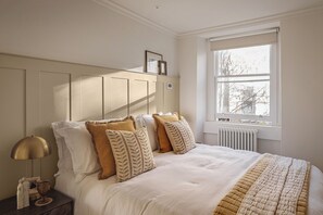 2 bedrooms, iron/ironing board, travel cot, free WiFi - Chic Georgian Escape, Central Bath (Bath)