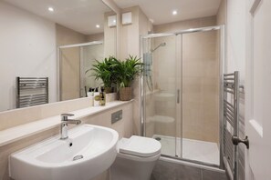 Dusche, Haartrockner, Handtücher, Seife