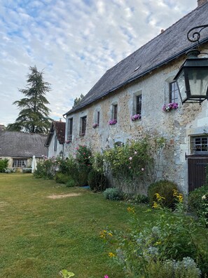 Exterior - Historic Estate in the Loire Valley .Private Domain, Heated Pool (Sleeps 28–30) (Pont de Ruan)