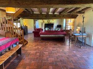 Smart-tv, eldstad, dvd-spelare och ett bordtennisbord