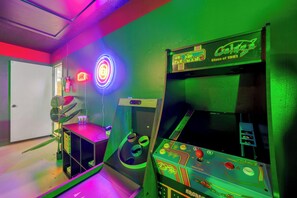 Games room - New! Lux All-Inclusive Home: 85F Pool x Movie, Pickleball, Sauna, 4 Min Beach (Seminole)