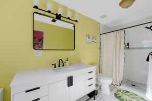 Hair dryer, towels, soap, toilet paper - New! Lux All-Inclusive Home: 85F Pool x Movie, Pickleball, Sauna, 4 Min Beach (Seminole)