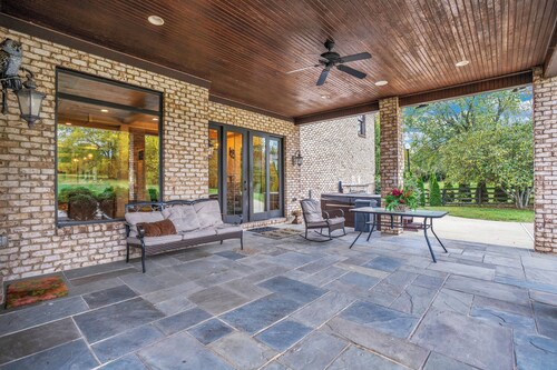 Nestled in the Heart of Bluegrass with Scenic Views & Race Day Excitement!