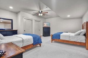 8 makuuhuonetta, työpöytä, silitysrauta/-lauta, vauvan matkasänky