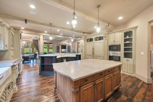 Nestled in the Heart of Bluegrass with Scenic Views & Race Day Excitement!